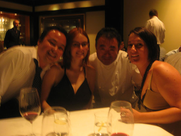 Chillin' with our main man Tetsuya.  Pity the photos so damn blurry